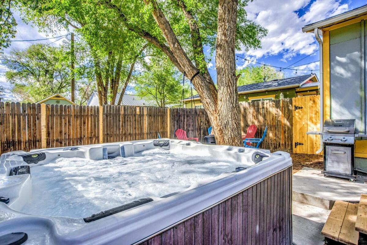 The Vibrant Victorian Hot Tub & Fire Pit In Occ Villa โคโลราโดสปริงส์ ภายนอก รูปภาพ