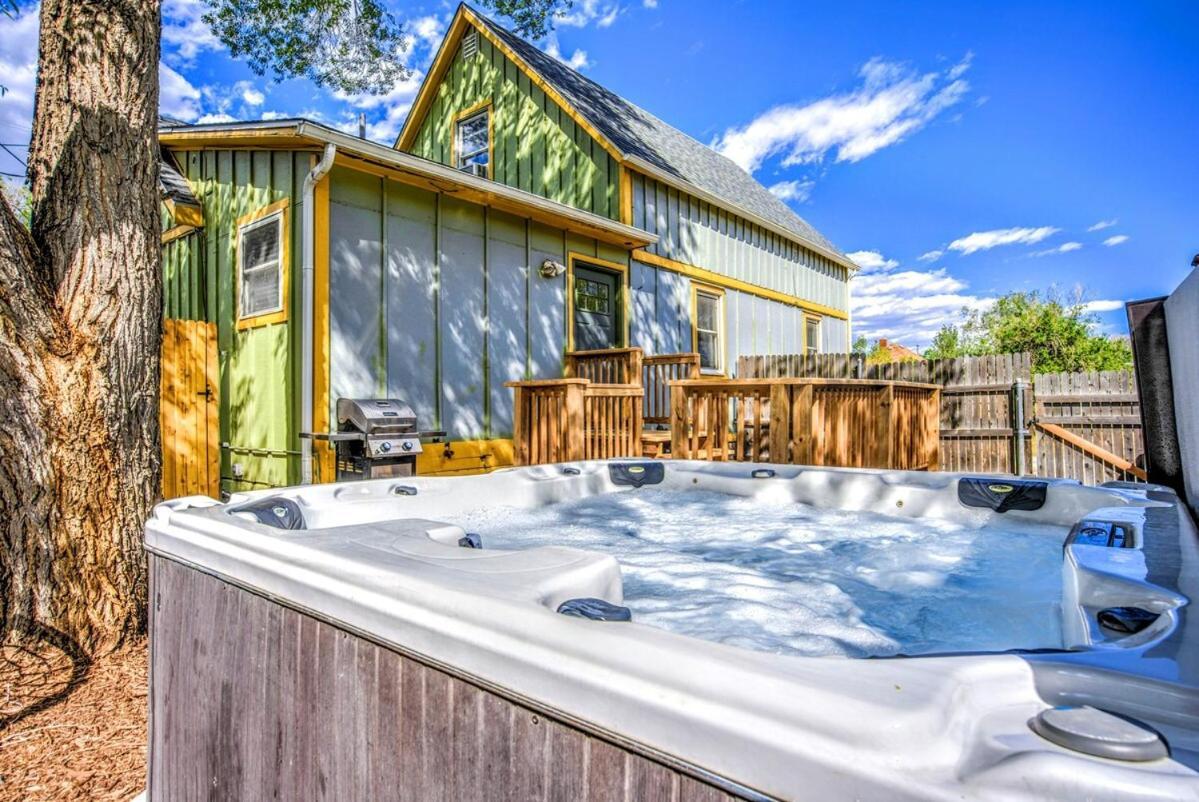 The Vibrant Victorian Hot Tub & Fire Pit In Occ Villa โคโลราโดสปริงส์ ภายนอก รูปภาพ